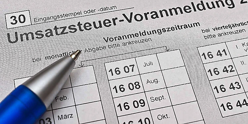 Umsatzsteuer-Voranmeldung mit ausgefülltem Formular und Stift