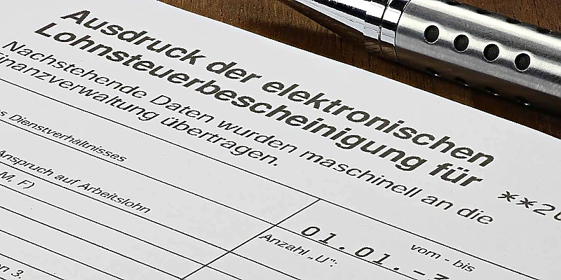 Ausdruck einer elektronischen Lohnsteuerbescheinigung mit Stift auf dem Formular