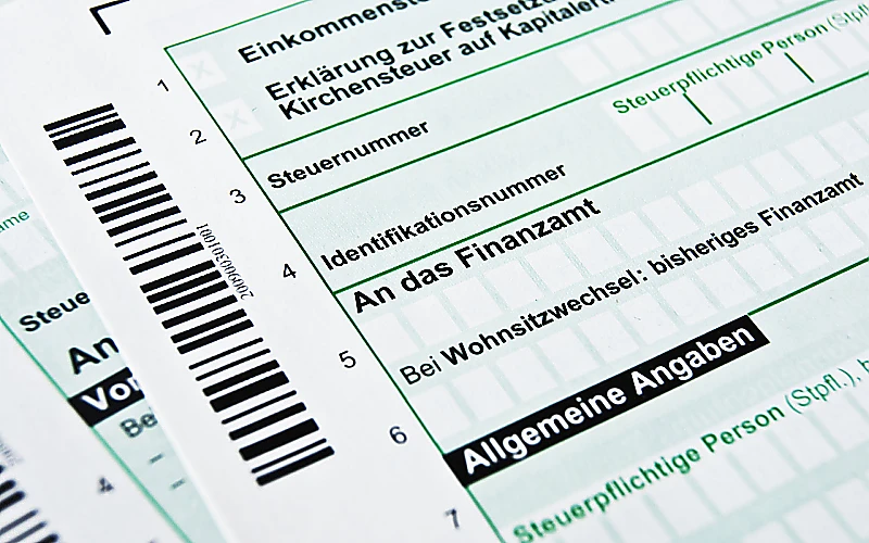 Detailansicht eines deutschen Einkommensteuerformulars mit Feldern für Steuernummer, Identifikationsnummer und Angaben zum Finanzamt.